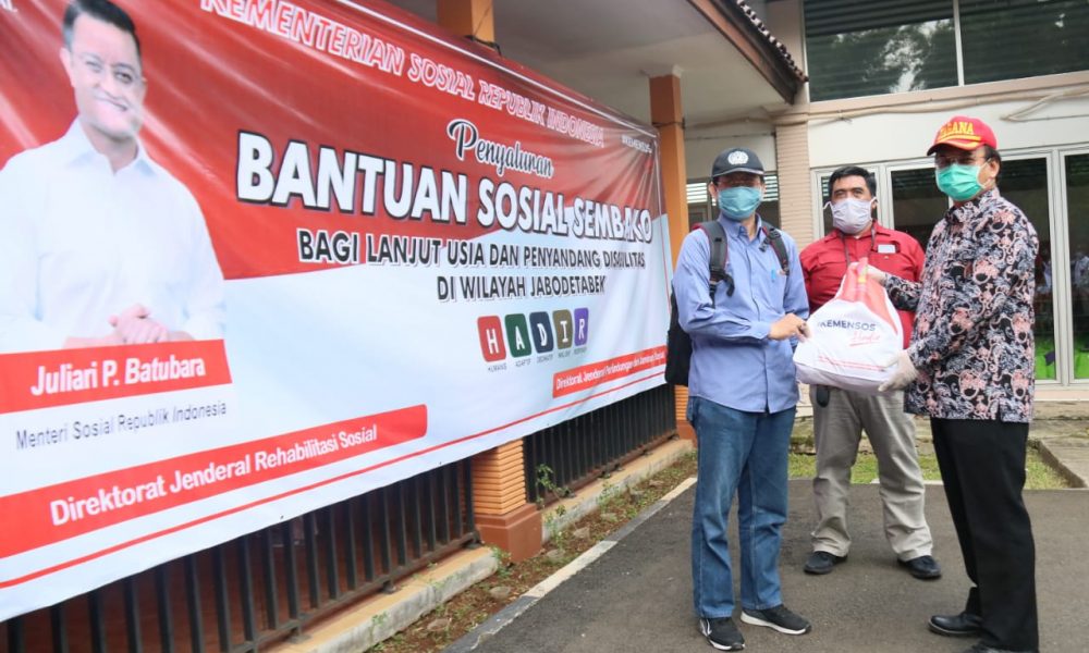Kemensos Salurkan 11.512 Paket Sembako Bagi Lansia dan Disabilitas di Bekasi