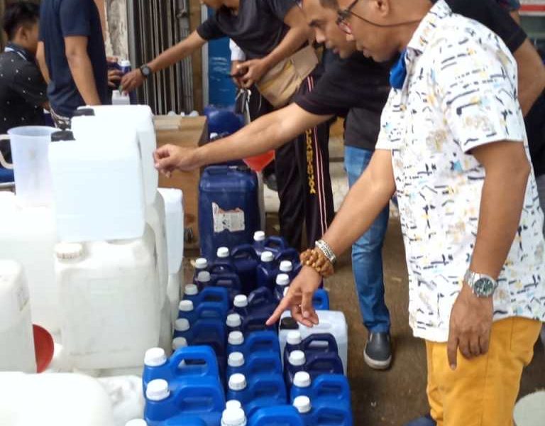 Sukurin! Dua Warga Cikarang Diringkus Gegara Timbun Ratusan Jerigen Hand Sanitizer