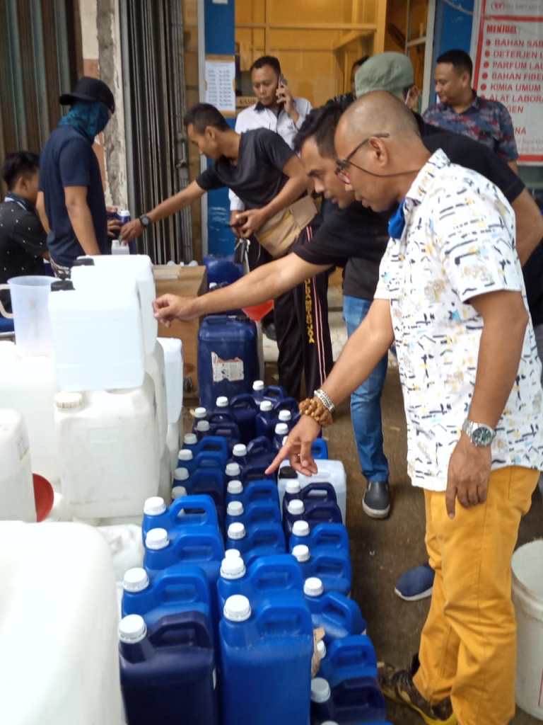 Sukurin! Dua Warga Cikarang Diringkus Gegara Timbun Ratusan Jerigen Hand Sanitizer