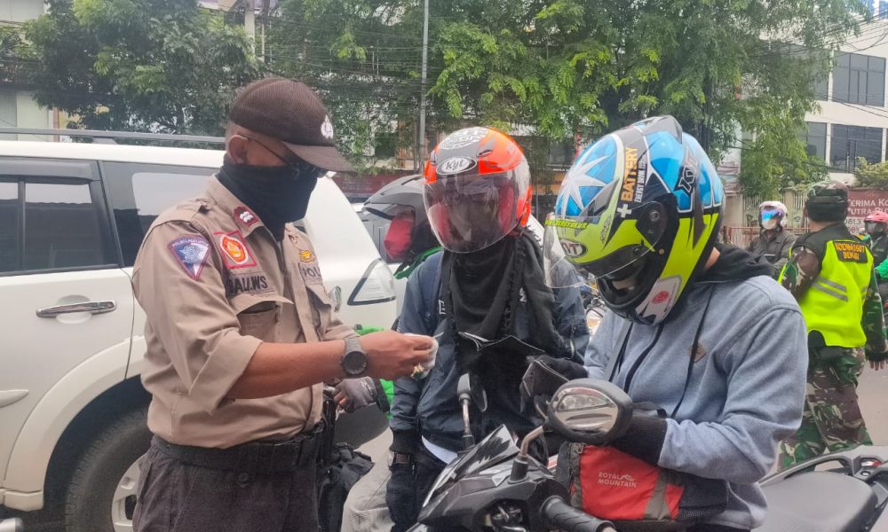Samtirawan saat diberhentikan petugas di Chek Poin Jalan Sultan Agung