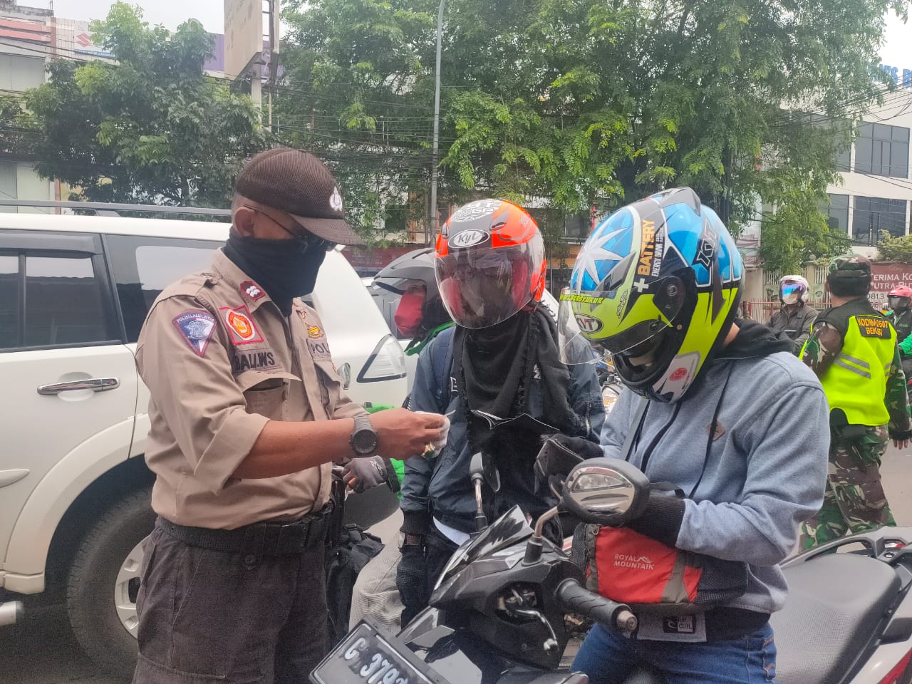 Samtirawan saat diberhentikan petugas di Chek Poin Jalan Sultan Agung
