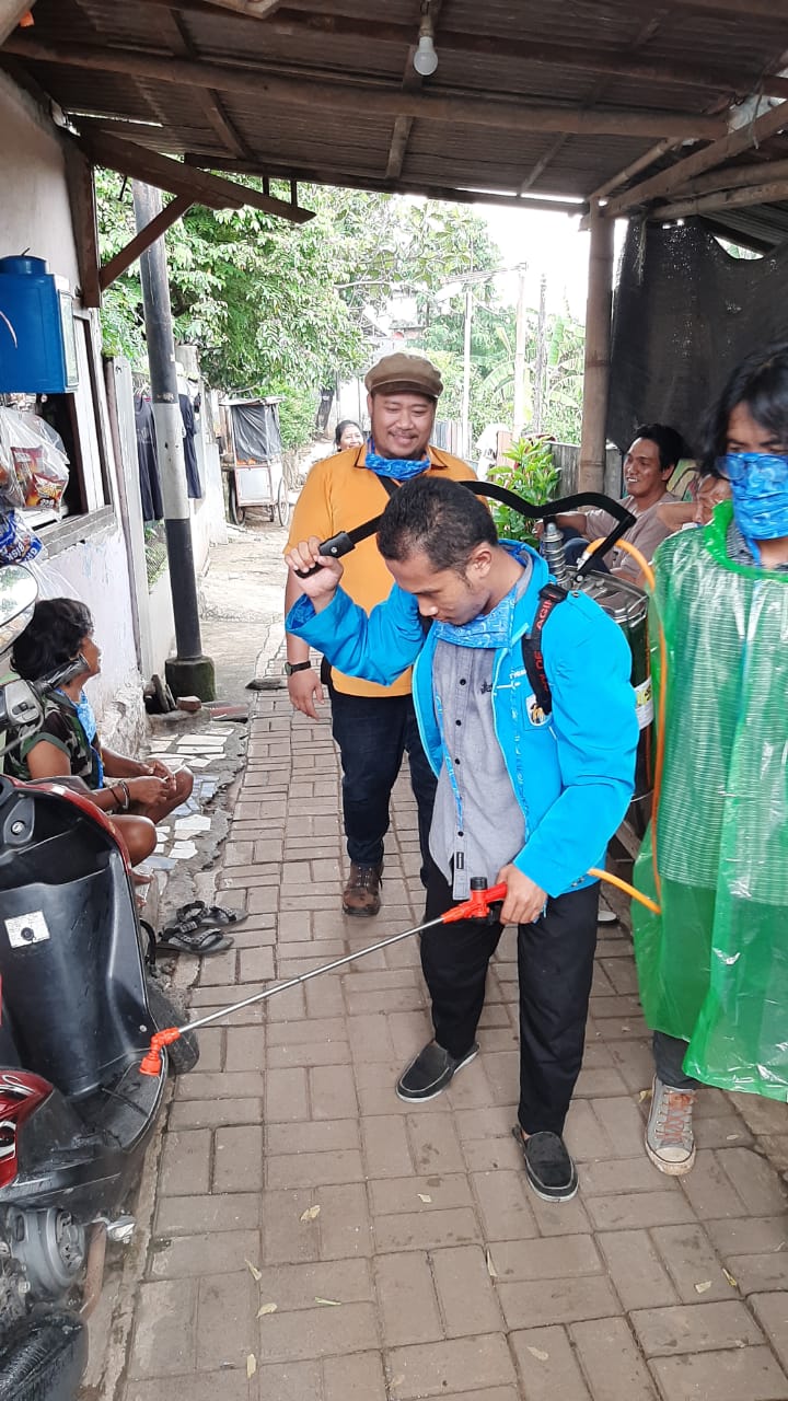 Pemukiman warga Rawa Semut, RT 09/11 Kelurahan Margahayu dan Kampung 200, Kelurahan Margajaya disemprot cairan disinfektan. Penyemprotan cairan disinfektan ini dilakukan langsung oleh Golkar Milenial Bekasi dan Pemuda Tanggap Bencana （PETA）yang berlangsung pada, Sabtu (4/4/2020).